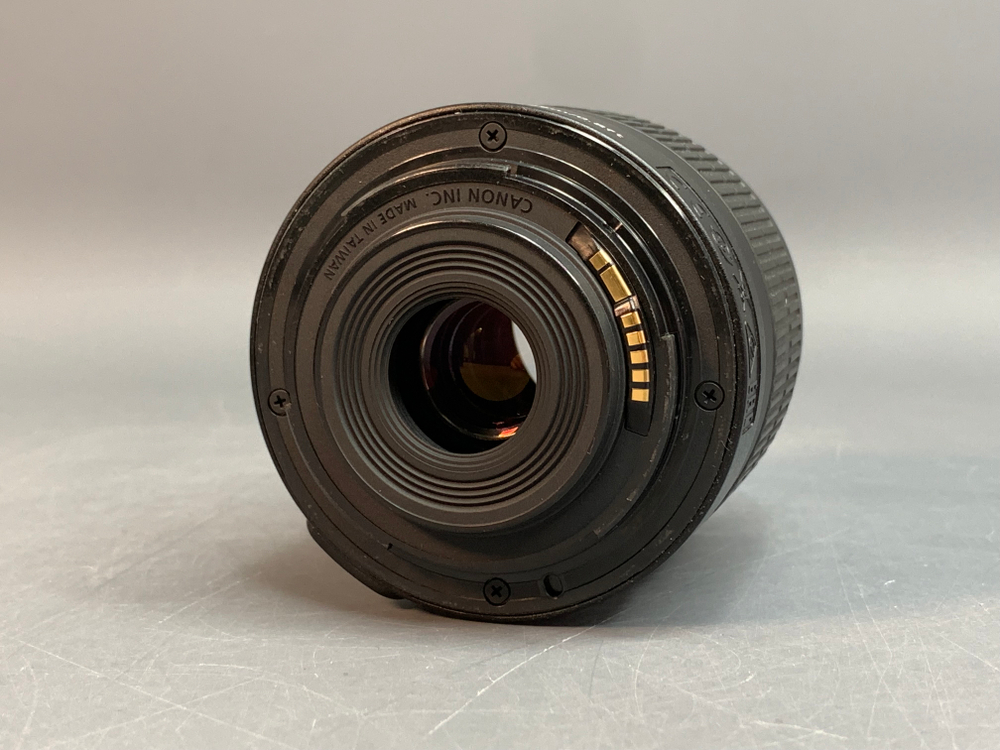 Canon 2000D Kit 18-55mm 3.5-5.6 III 2.518 кадров, царапина