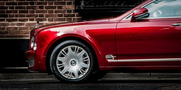 Опубликован перечень легковых автомобилей средней стоимостью от 10 млн рублей для налогообложения в 2023 году