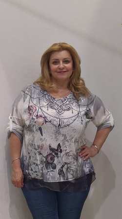 Летний светло-серый блузон с оригинальным рисунком