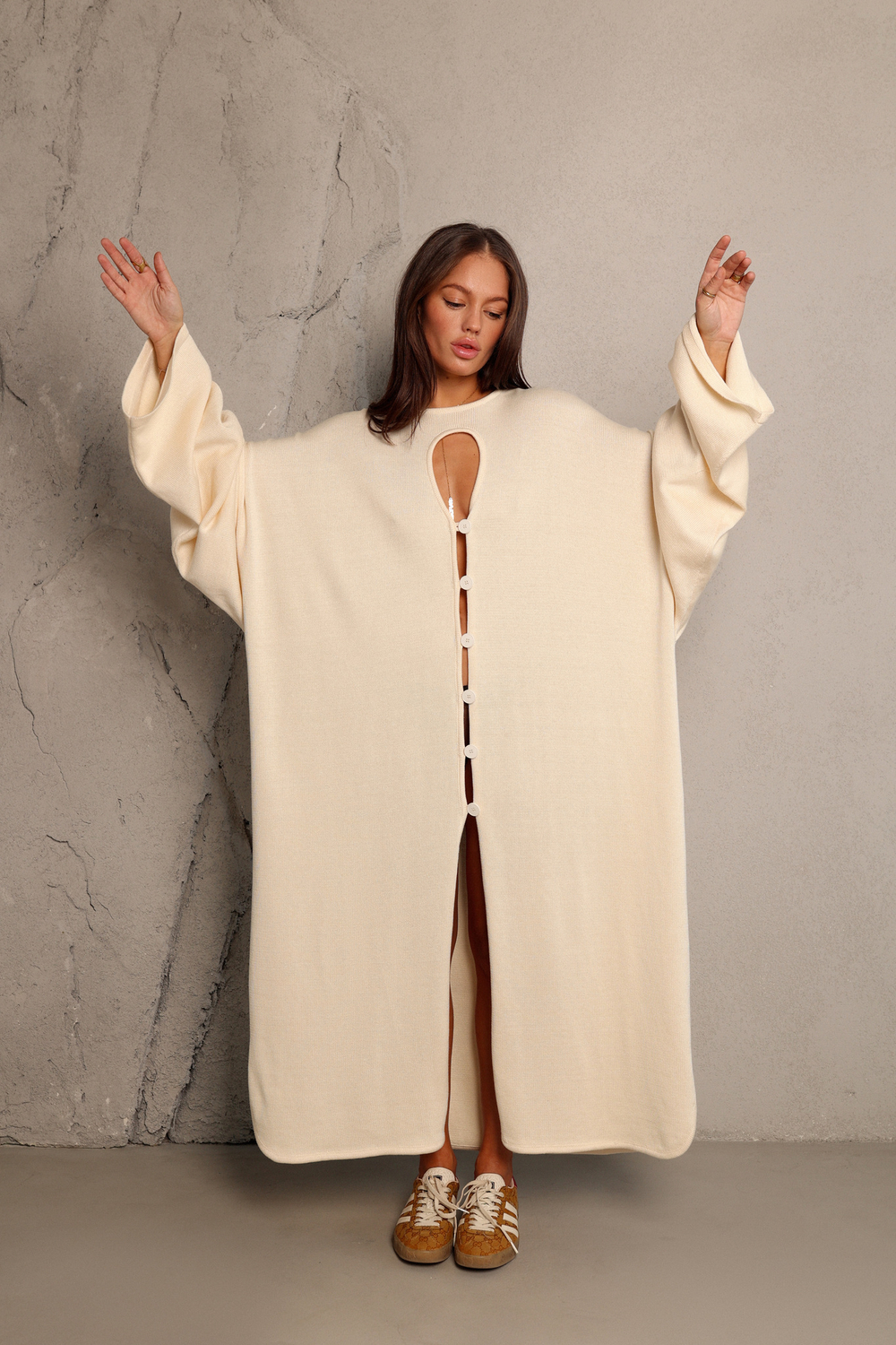 Джемпер-платье с вырезом на груди