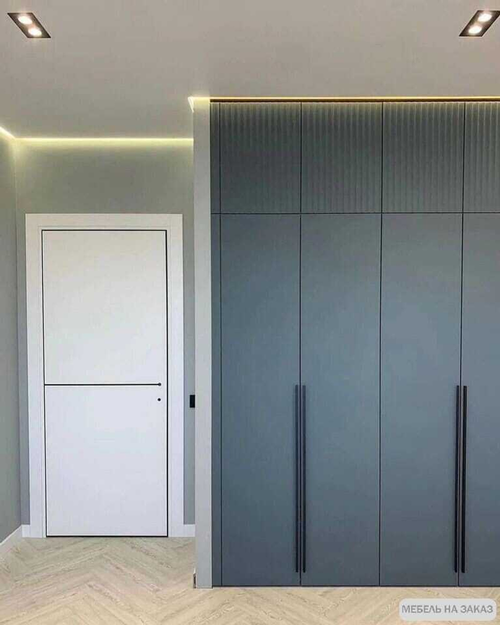 Шкаф встроенный распашной