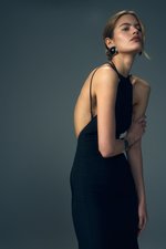 Платье с металлической деталью на спине, Черный