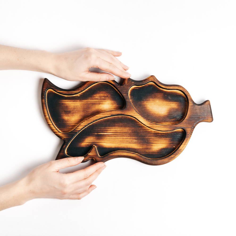 Деревянная менажница из кедра для подачи блюд и закусок "лист". MG81