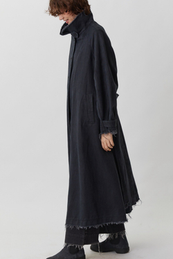 Объемный плащ из черного вареного льна