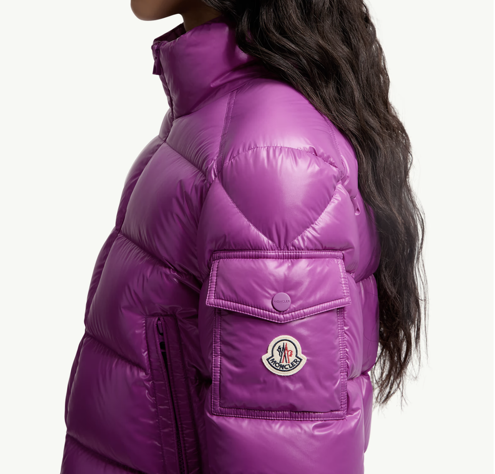 Женская короткая куртка Moncler Petra с глянцевым эффектом и наполнителем из пуха | Цвет фуксия