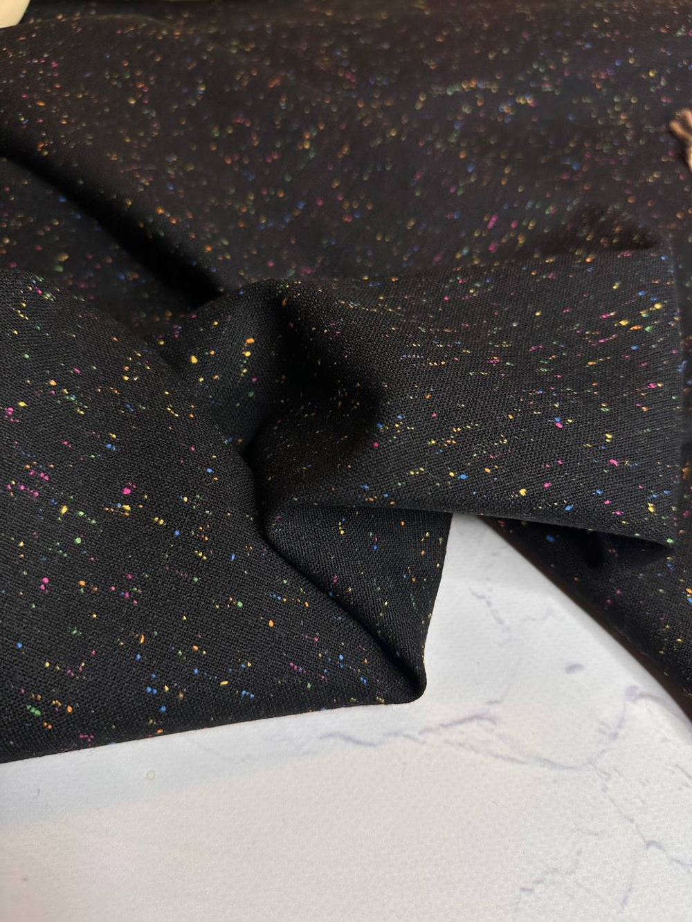 Костюмно-плательная однотонная шерсть с цветными мушками (B.Veneta, 100%шерсть, Черный густой фон/мелкие разноцветные мушки, 152, 224 гр/м2)