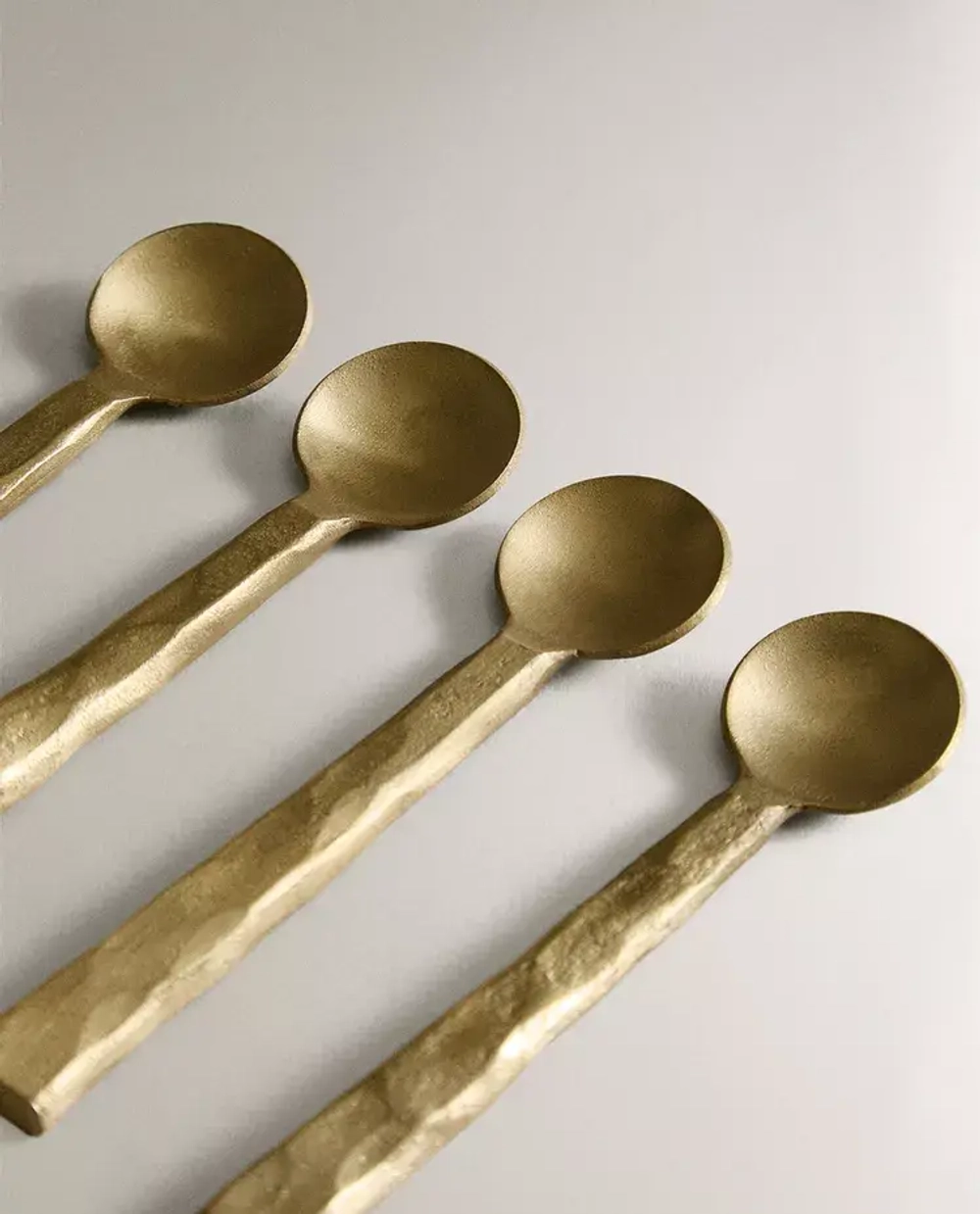 ZARA HOME НАБОР ДЕСЕРТНЫХ ЛОЖЕК С ЧЕКАНКОЙ (4 ШТ.), ЗОЛОТОЙ