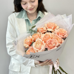 «Крем-брюле» букет из пионовидных роз Кахала с эвкалиптом