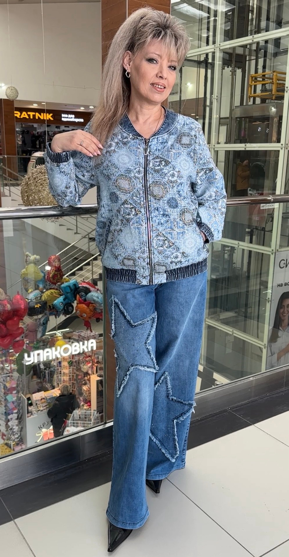 Джинсовый жакет-бомбер с блестящей отделкой