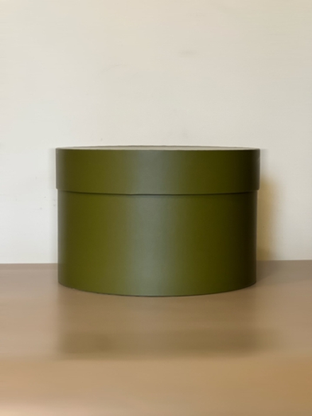 Короткая круглая коробка 22,5 см . Цвет: Болотный   . Розница 350 рублей .