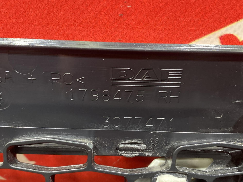 Накладка решетки радиатора правая 2018г