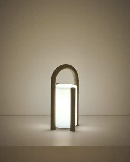 Портативная настольная лампа Leros из полиэтилена и стали бежевого цвета