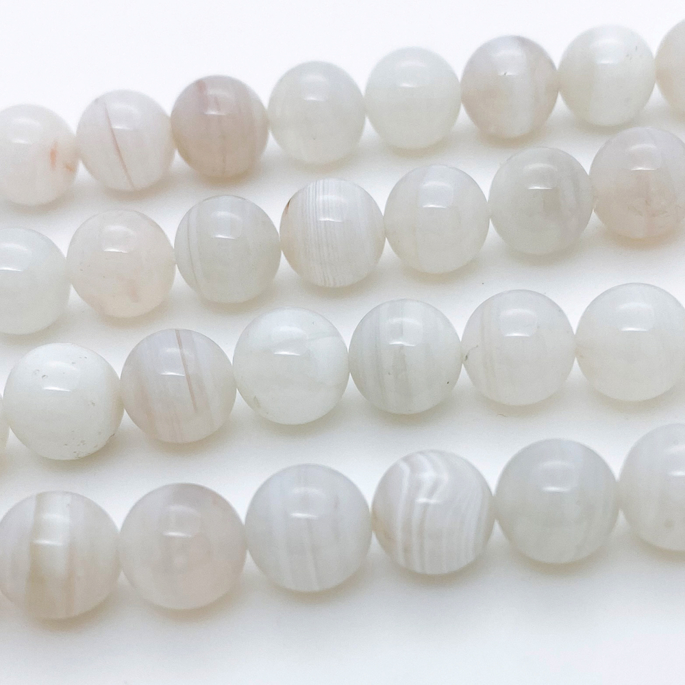 Агат белый, диаметр 8,4-8,6 мм, цена за 11 шт (1/4 нити)