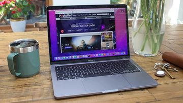 Apple MacBook Pro М2 2022 vs М1 2020 - Сравнение производительности процессора, видеокарты, встроенной памяти, оперативной памяти, автономной работы, экрана, камеры, цветов и дизайна.