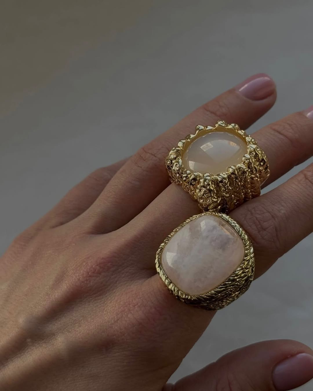 Кольцо под золото с полупрозрачным камнем