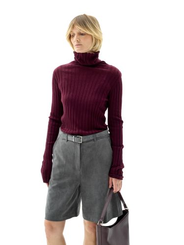 Бордовая водолазка в рубчик