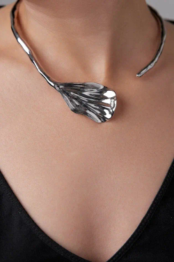 Колье-обруч Flora Belissima ассиметричный плоский лепесток, оттенок серебро