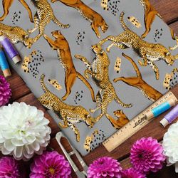 Ткань ниагара бегущие львицы и гепарды на сером фоне