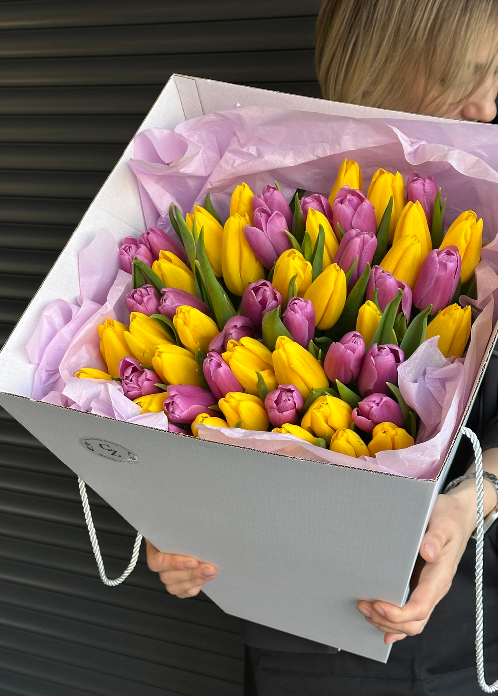 51 тюльпан в коробке-переноске