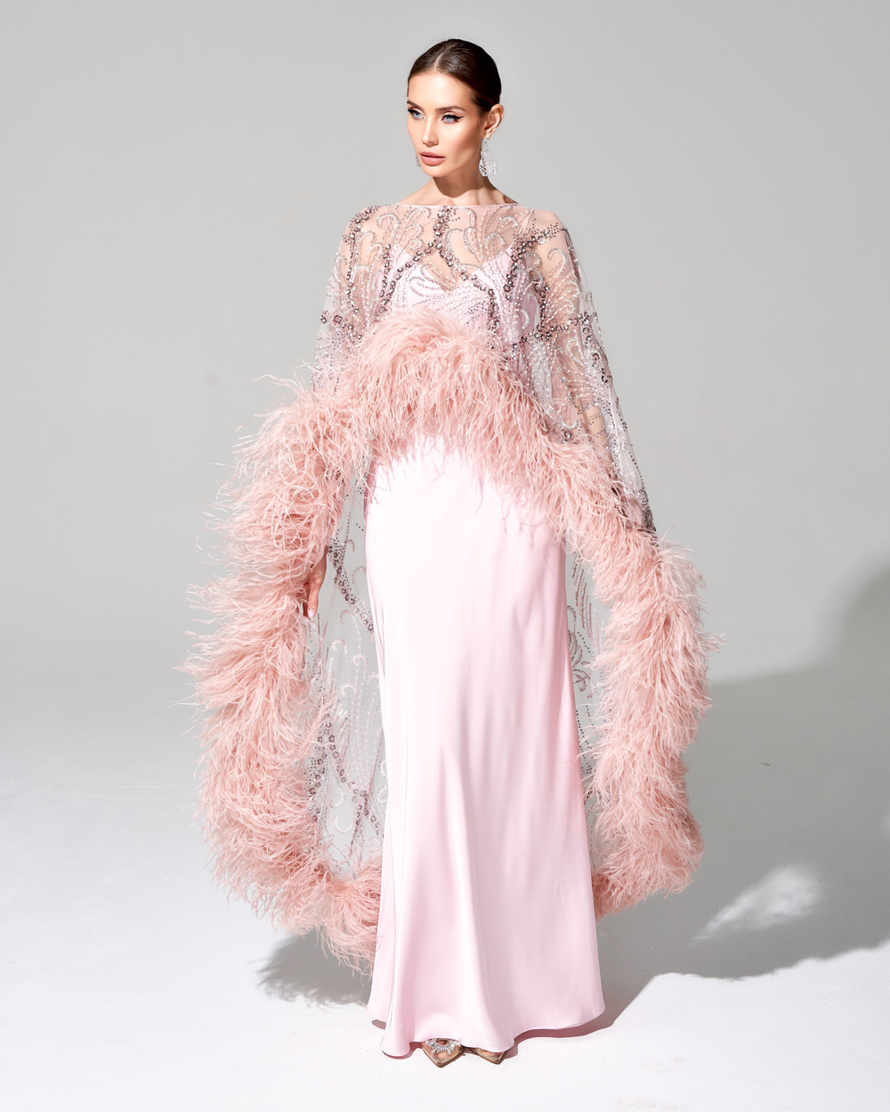 Кейп с вышивкой ручной работы и премиальными перьями страуса