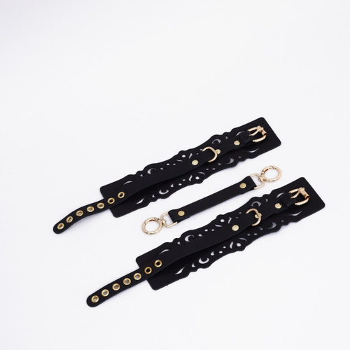 Черный кожаные оковы с узорами и золотистой фурнитурой