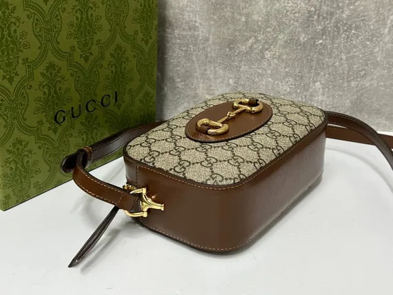 Маленькая сумка на плечо Gucci Horsebit 1955 бежевый
