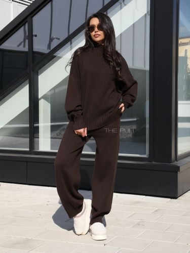 Шоколадный трикотажный костюм из шерсти и вискозы