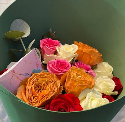 15 разноцветных роз с эвкалиптом