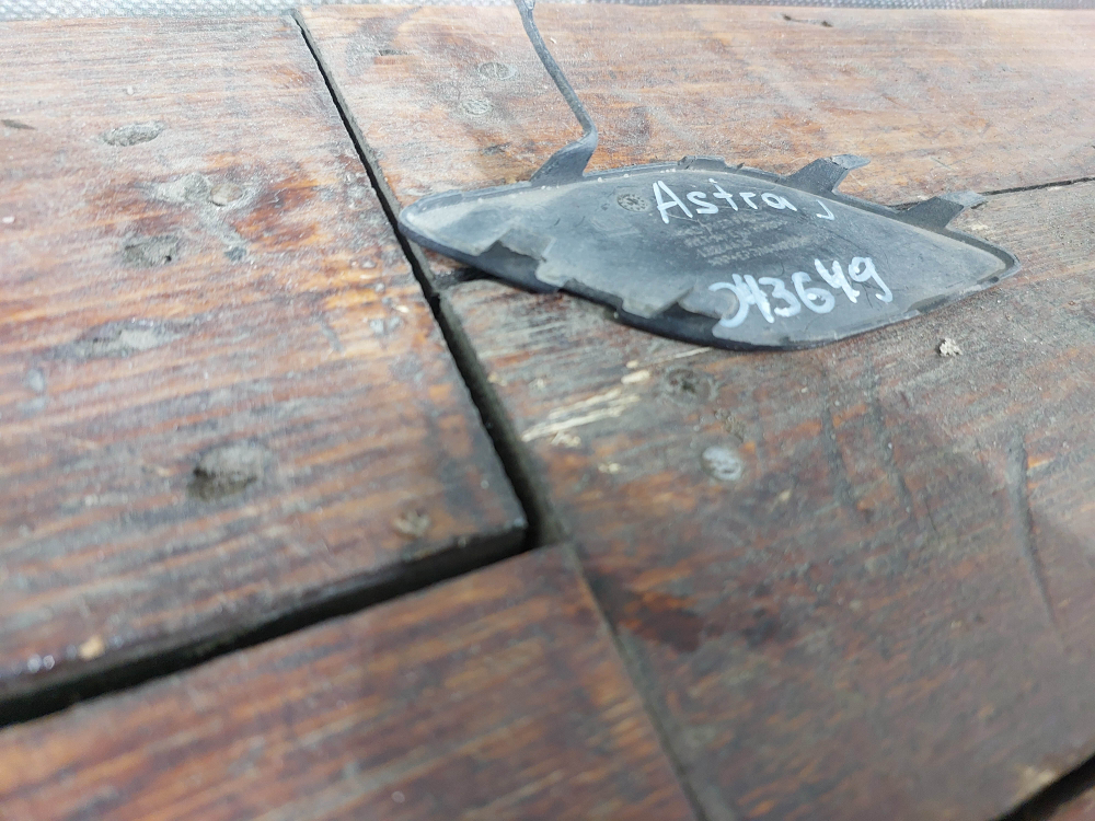 Заглушка буксировочного крюка передняя Opel Astra J 09-12 Б/У Оригинал 13264405