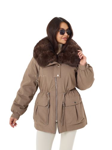 Коричневая пуховая парка с меховым воротником