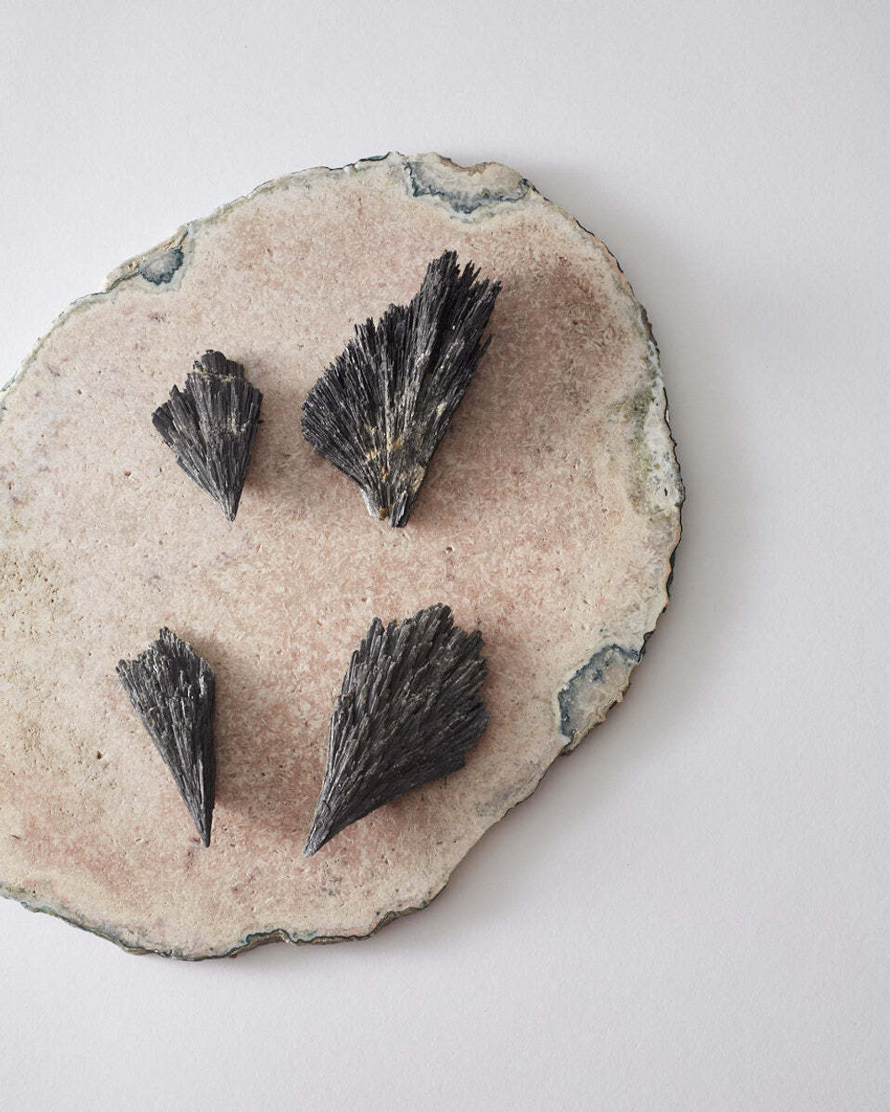 Черный Кианит