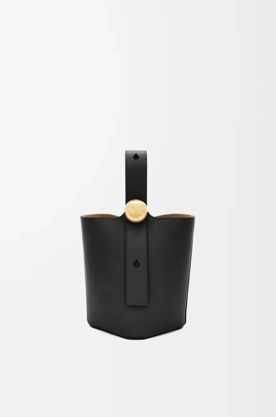 Loewe Мини-сумка-ведро Pebble из гладкой телячьей кожи, черный