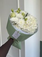 Сборный букет из гортензии, хризантемы и лизиантуса