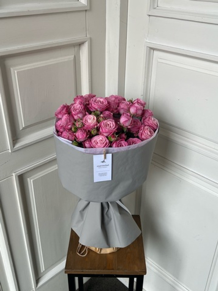 Моно букет из яркой кустовой пионовидной розы