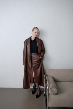 Плащ из экокожи коричневый