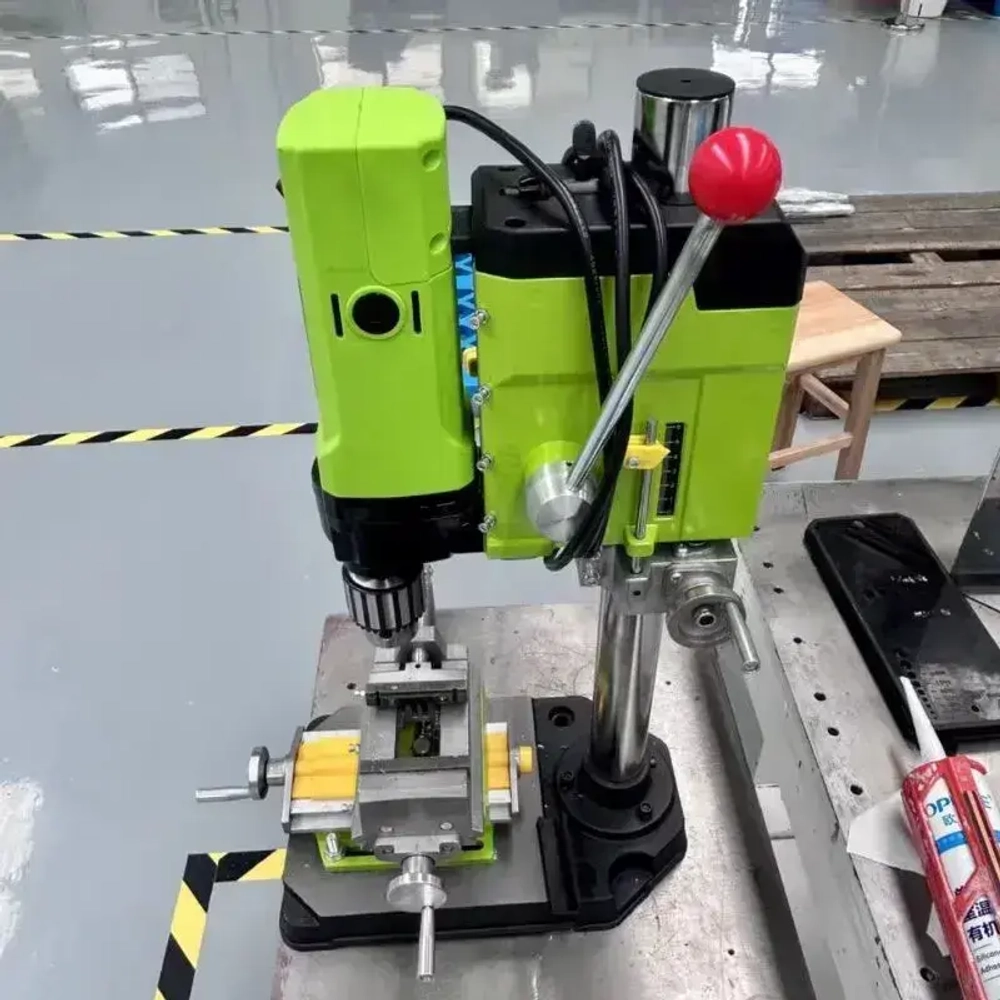 Небольшой бытовой сверлильно-фрезерный станок, 880 Вт/60 мм/2500 об/ мин, 6-ступенчатая регулировка скорости/двигатель с медным сердечником/подъемное устройство