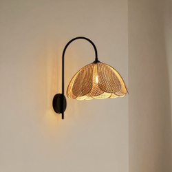 Настенный светильник с абажуром из ротанга создаёт мягкое тёплое освещение и уютную атмосферу.