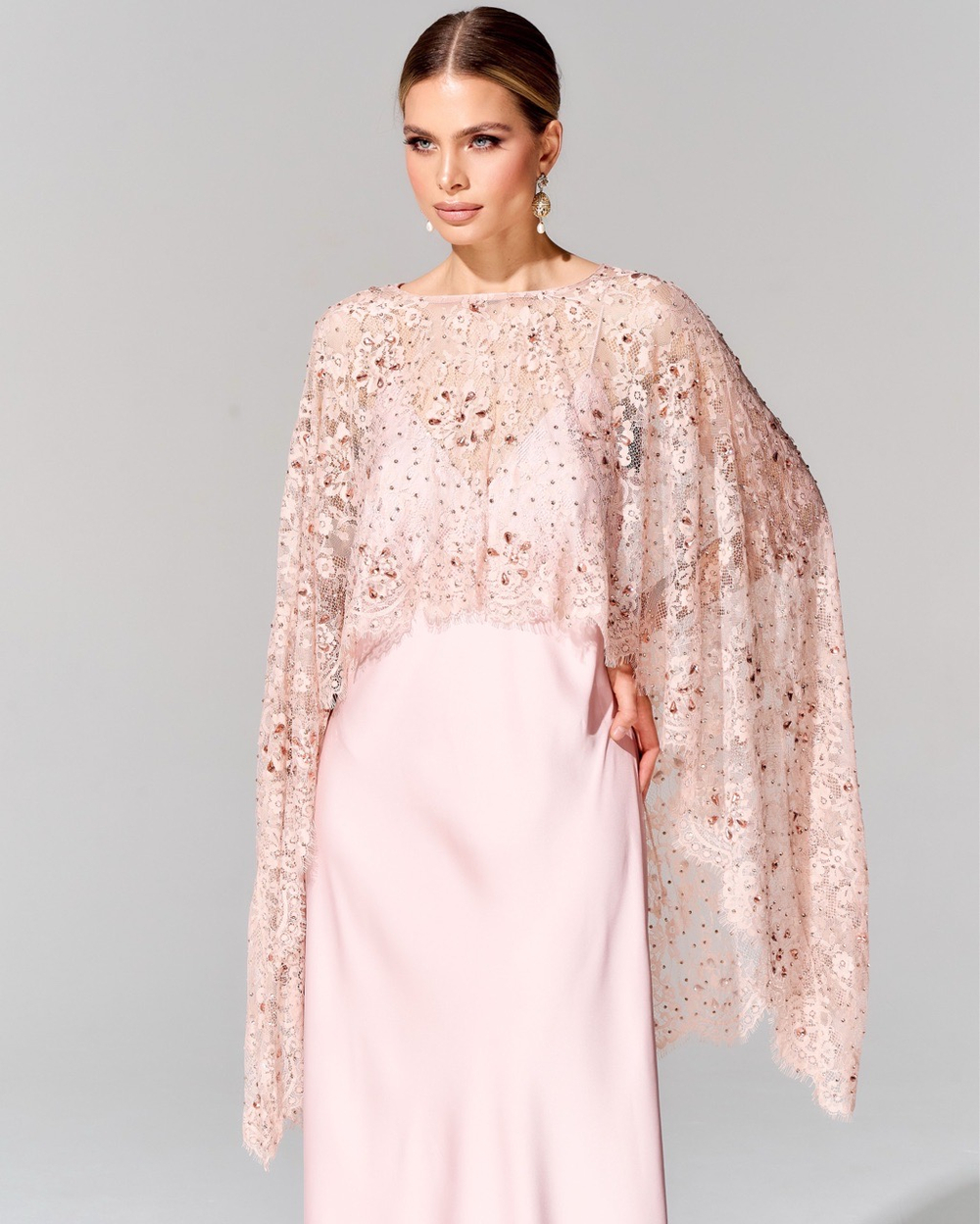 Укороченный кейп с вышивкой ручной работы