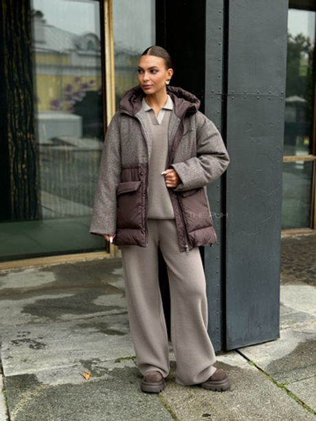 Комбинированный удлиненный пуховик шоколадного цвета