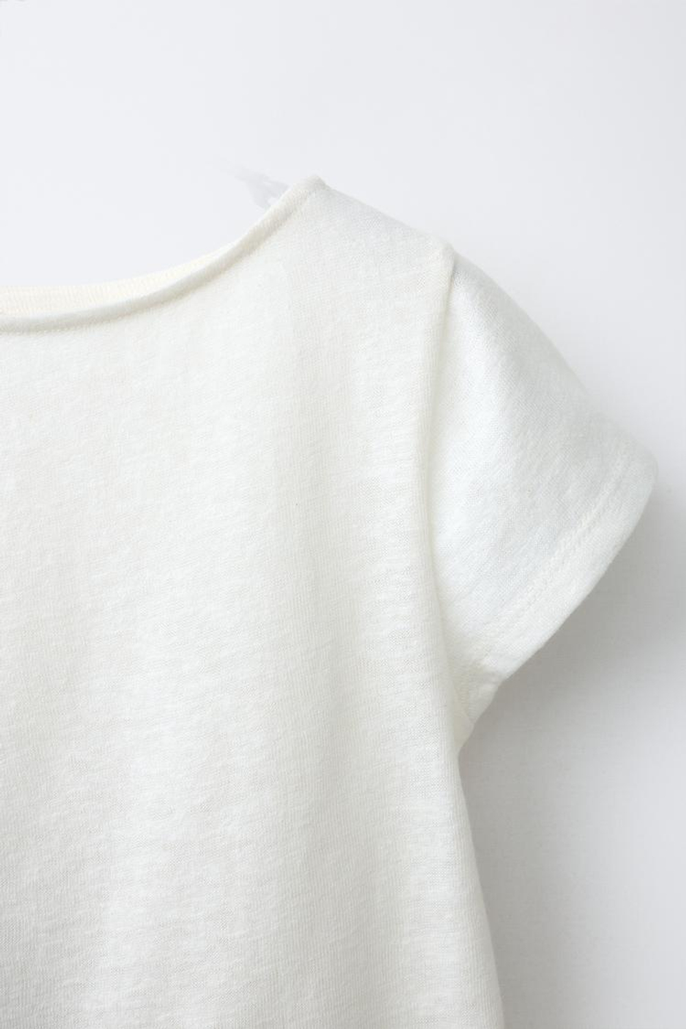 ZARA ФУТБОЛКА С ЦВЕТОЧНЫМ ПРИНТОМ И ВЫРЕЗАМИ, ЭКРЮ