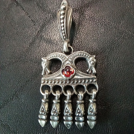 Подвеска. Коники" малые с камнем