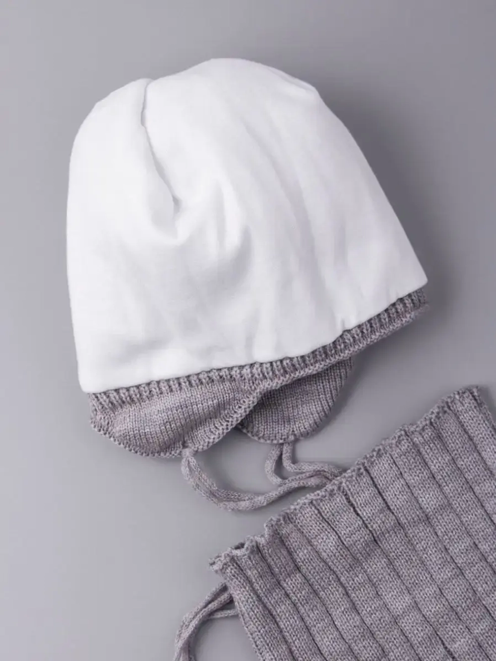 Шапка зимняя для мальчика на завязках и снуд