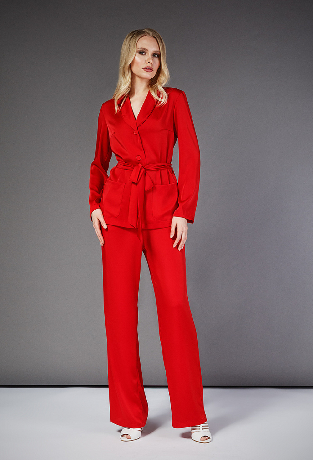 Брючный костюм из шелка красный 03-19 SS