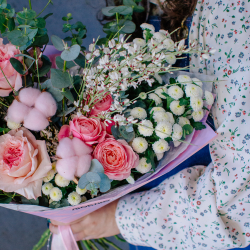 150. Нежный букет с пионовидной розой и хлопком