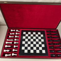 Подарочные шахматы из мрамора и оникса в футляре