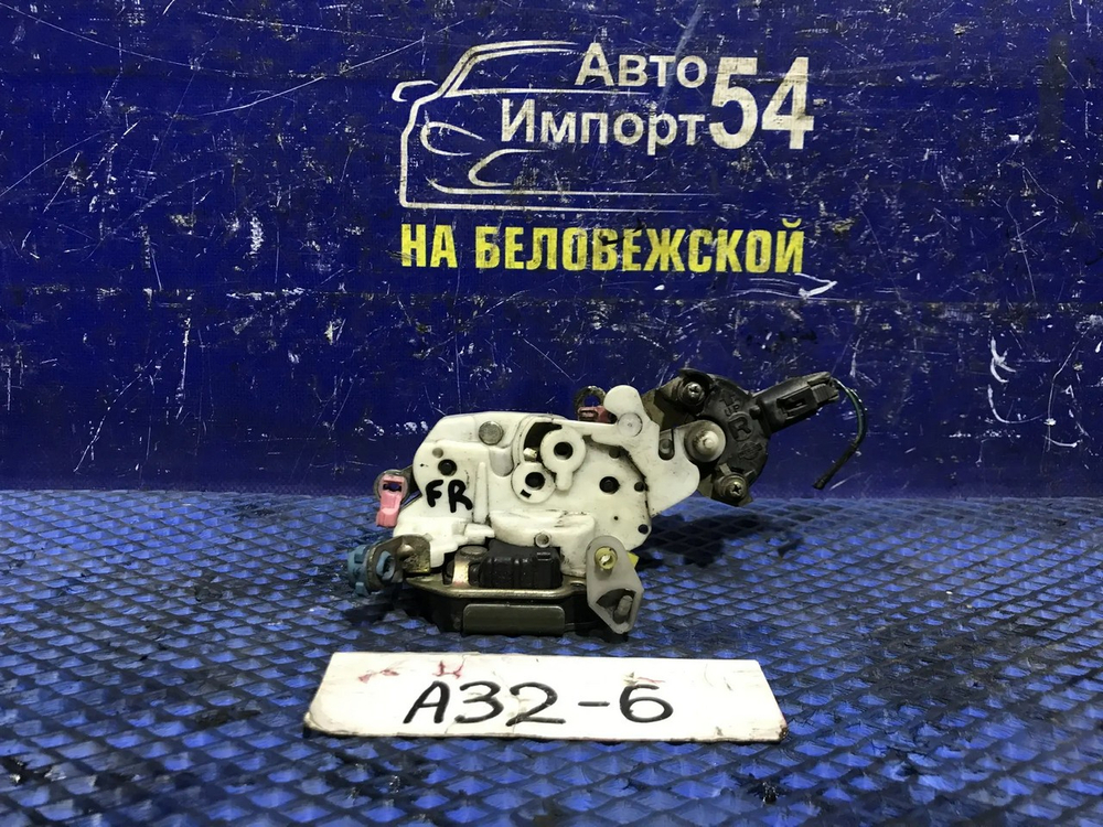 Замок двери передней правой NISSAN CEFIRO 1994