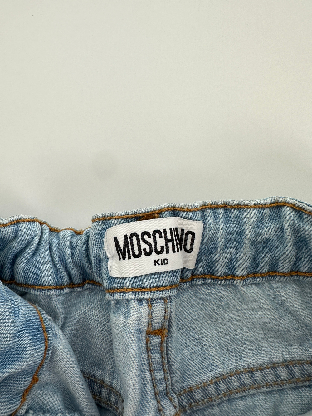 Джинсы Moschino