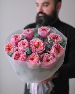 Монобукет из пионовидных роз Пинк Монстр с эвкалиптом