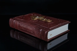 "Молитвослов" малый формат. Книга подарочная в кожаном переплете с бронзовым крестом