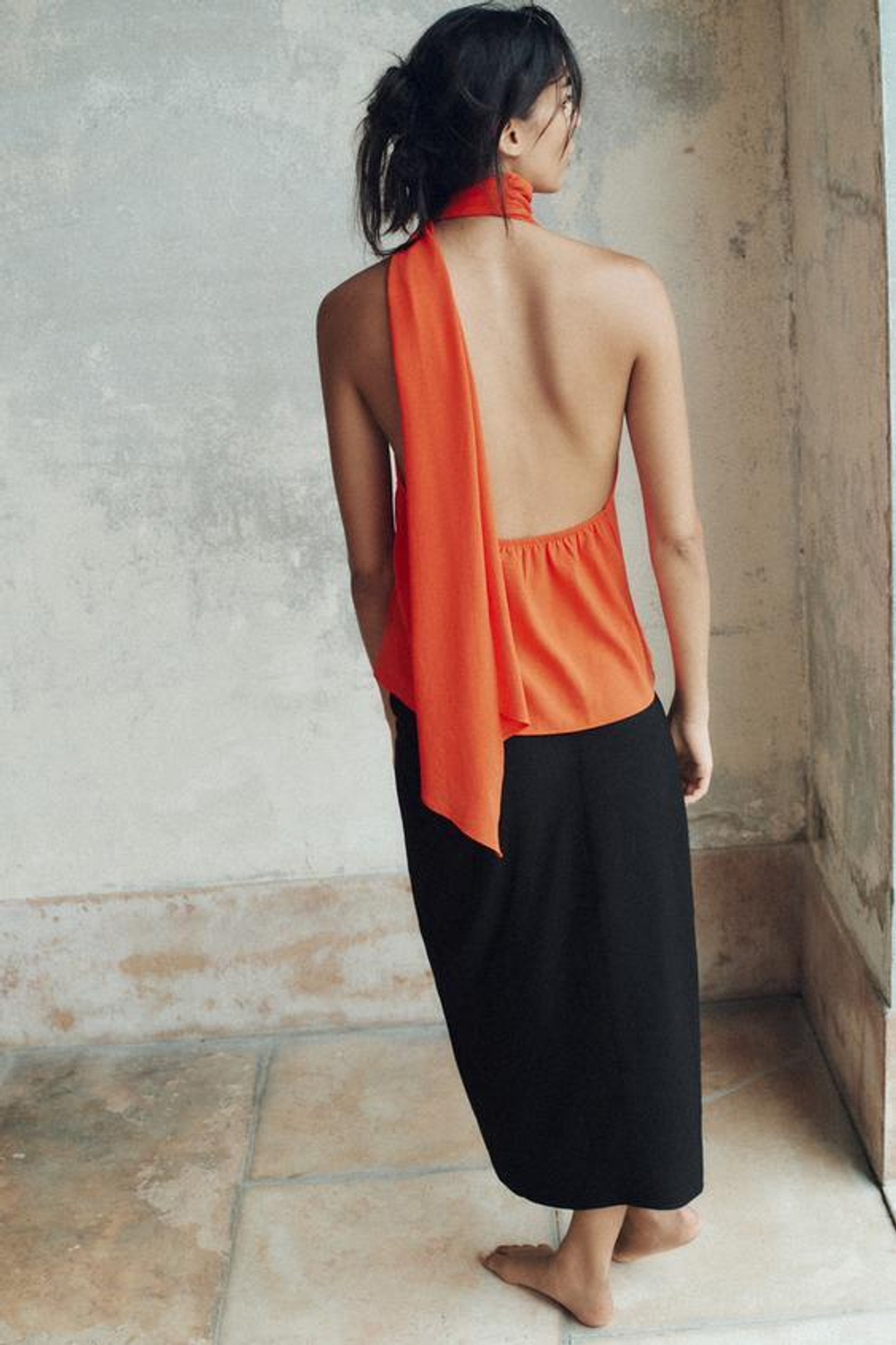 ZARA ТОП ИЗ СТРУЯЩЕЙСЯ ТКАНИ С ДРАПИРОВКОЙ, КОРАЛЛОВЫЙ